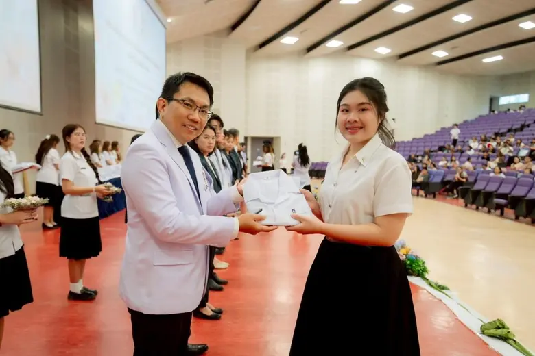 พิธีมัชฌิมนิเทศและมอบเสื้อกาวน์คณะเภสัชศาสตร์ ประจำปีการศึกษา 2568