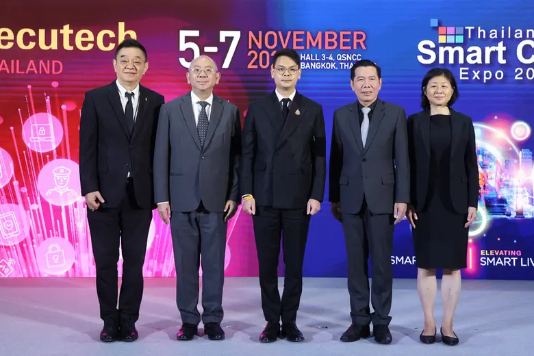 นายไชยชนก ชิดชอบ (คนกลาง) รัฐมนตรีว่าการกระทรวงดิจิ...