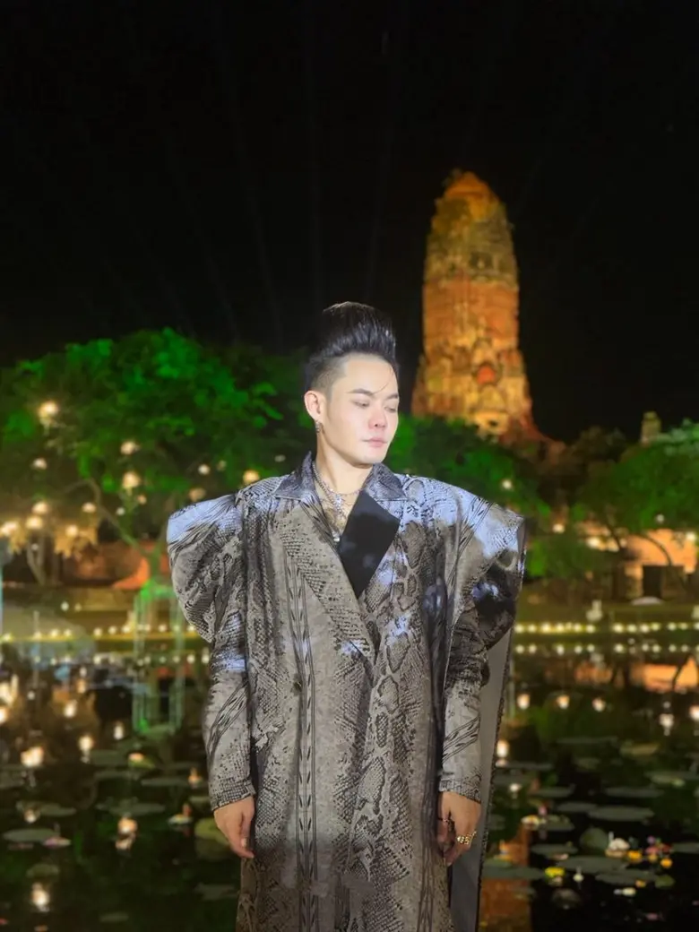 เก่ง ธชย สุดภูมิใจ ใส่ชุดผ้าไหม ต่อยอดพระปณิธาน พระบรมราชชนนีพันปีหลวง