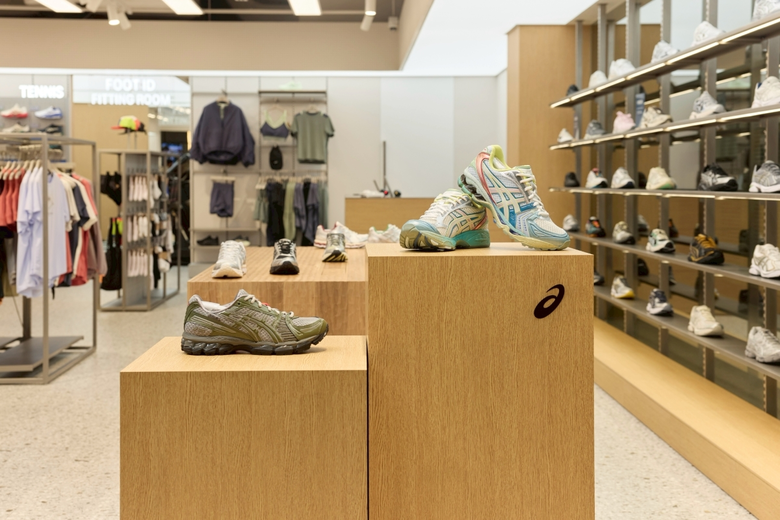 พร้อมส่งท้ายปีกับรองเท้า 2 รุ่นไฮไลต์ ASI...