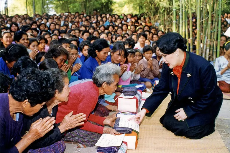 "สถิตกลางใจไทยนิรันดร์" นิตยสารแพรวฉบับพิเศษเดือนธั...