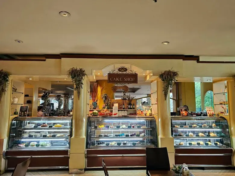 "Cherry Champagne Delight Cake" to celebrate the year-end