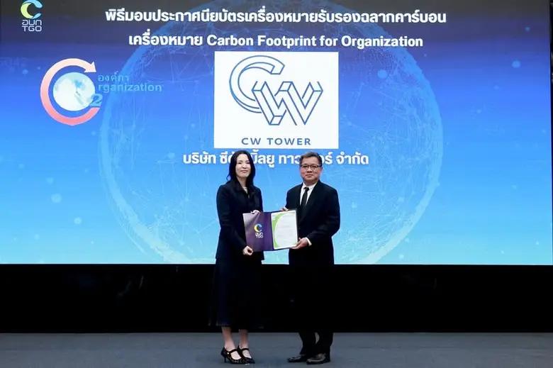 นักรบ กุลพนิชย์ (ขวา) ผู้อำนวยการฝ่ายบริห...