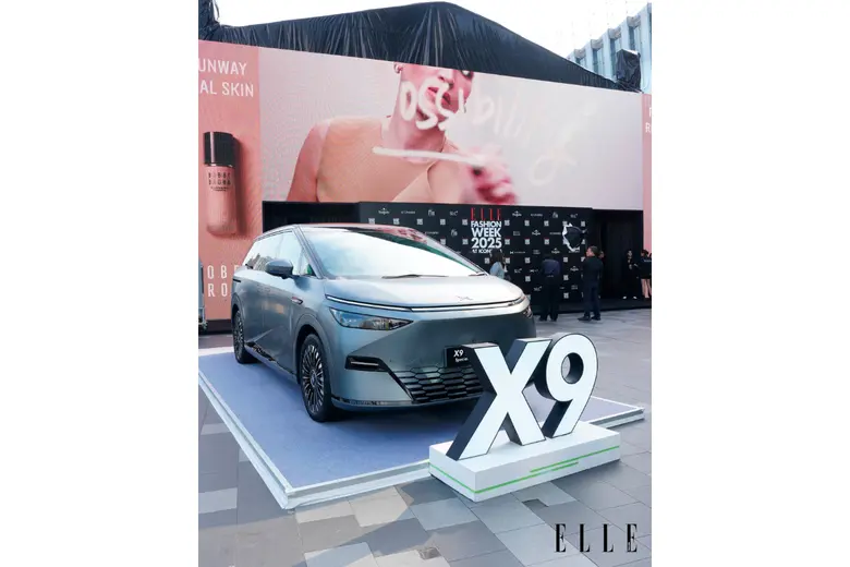 เอ็กซ์เผิง ประเทศไทย สร้างปรากฏการณ์ 'Technology x Fashion' โชว์ยนตรกรรมไฟฟ้าสุดล้ำ NEW XPENG G6 และ XPENG X9 ตื่นตาเคล้าแฟชั่นแบรนด์ไทย ใน 'ELLE Fashion Week 2025'