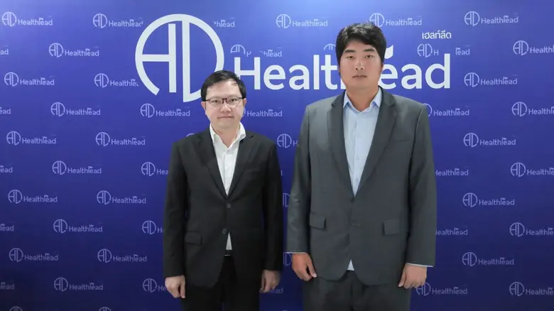 ภก.ธัชพล ชลวัฒนสกุล (ซ้าย) ประธานเจ้าหน้า...