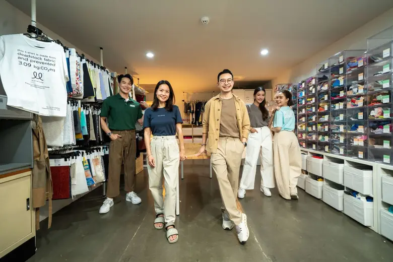 นายพงศ์อนันต์ สุขเกษม (แถวหน้า ขวา) ประธา...