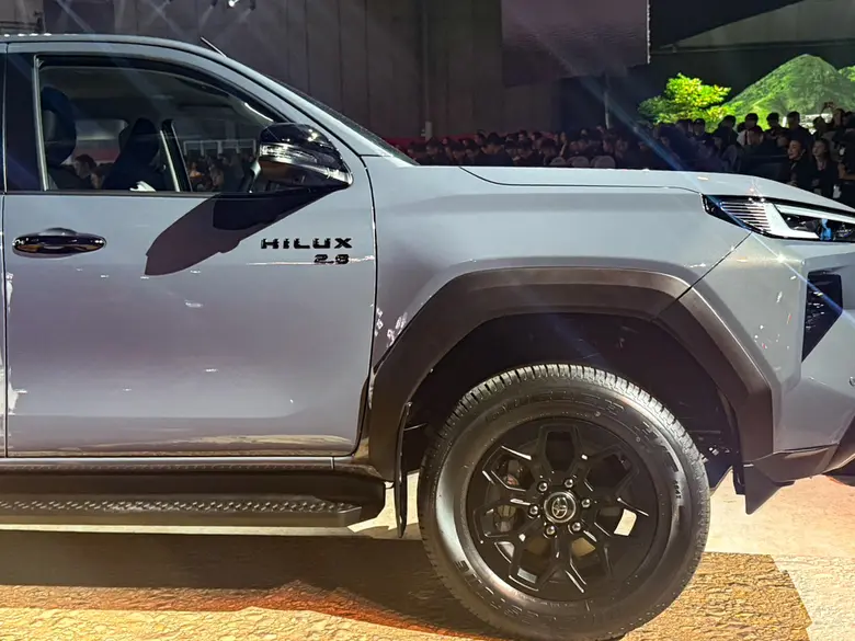 "BRIDGESTONE DUELER A/T 693 III" และ "BRIDGESTONE DUELER H/T 684 II" ได้รับเลือกเป็นยางมาตรฐานติดรถกระบะไฮลักซ์รุ่นใหม่ล่าสุดจากโตโยต้า เปิดตัวครั้งแรกของโลก "TOYOTA HILUX TRAVO" และ "TOYOTA HILUX TRAVO-e"
