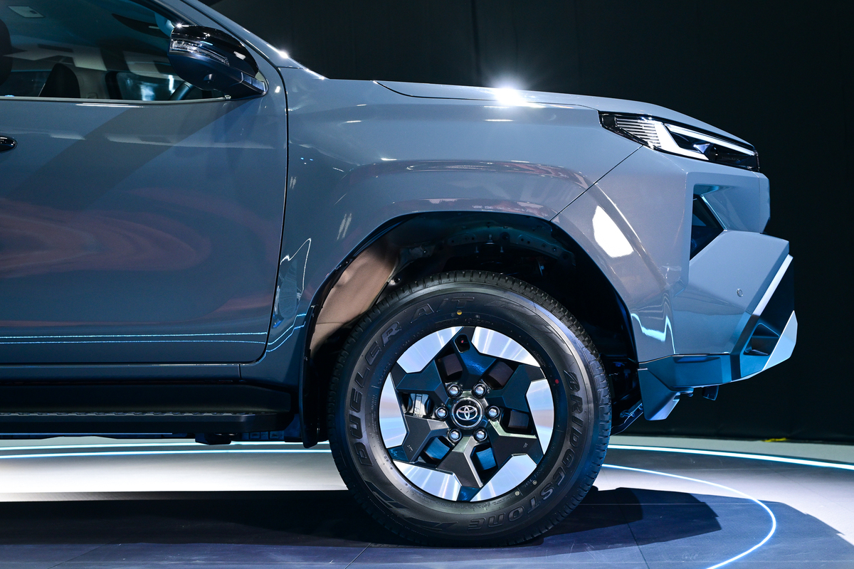 "BRIDGESTONE DUELER A/T 693 III" และ "BRIDGESTONE DUELER H/T 684 II" ได้รับเลือกเป็นยางมาตรฐานติดรถกระบะไฮลักซ์รุ่นใหม่ล่าสุดจากโตโยต้า เปิดตัวครั้งแรกของโลก "TOYOTA HILUX TRAVO" และ "TOYOTA HILUX TRAVO-e"