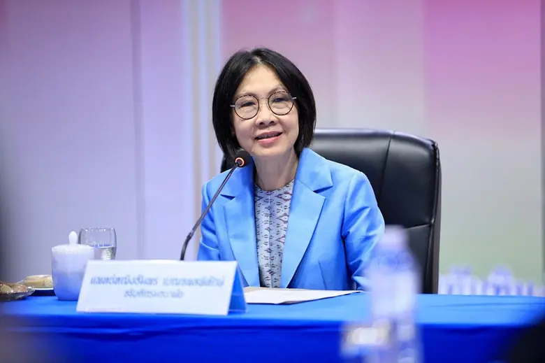 แพทย์หญิงอัมพร เบญจพลพิทักษ์ อธิบดีกรมอนามัย มอบหมา...