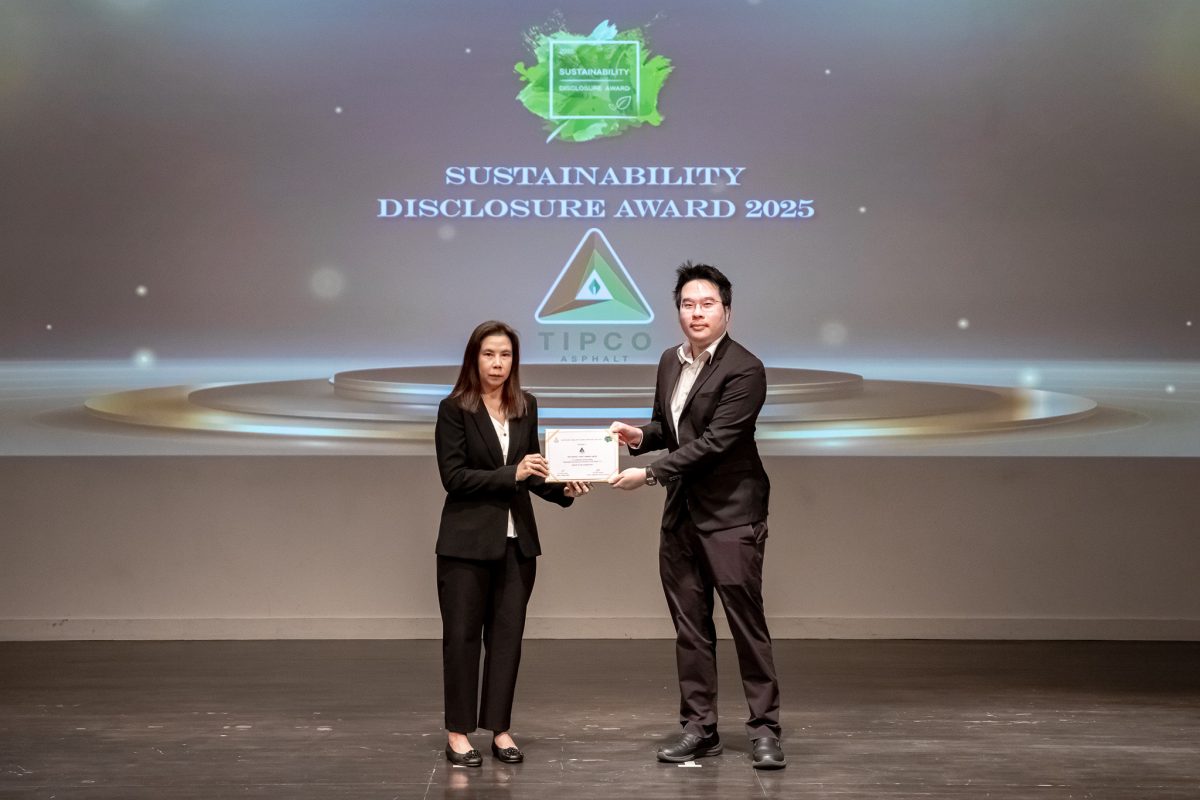 คุณธนพล เหล่าศิริพงศ์ (ขวา) ผู้จัดการอาวุ...