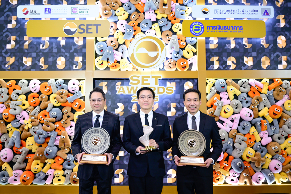 ดร. กรินทร์ บุญเลิศวณิชย์ (กลาง) รองผู้จั...