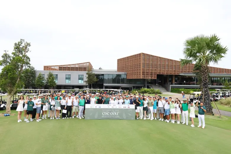 คริสตัล ดีไซน์ เซ็นเตอร์ (CDC) หนึ่งในโคร...