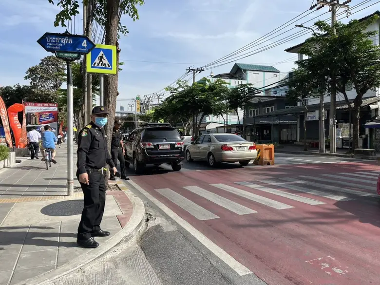 นางสาวสุวดี ไพอนนท์ ผู้อำนวยการเขตราษฎร์บ...