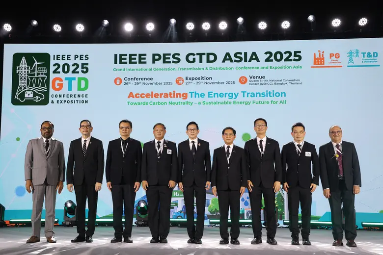 นายอรรถพล ฤกษ์พิบูลย์ (คนกลาง) รัฐมนตรีว่...