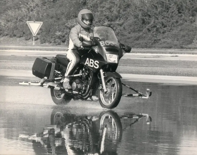 สามทศวรรษแห่งเทคโนโลยี ABS สำหรับรถจักรยา...