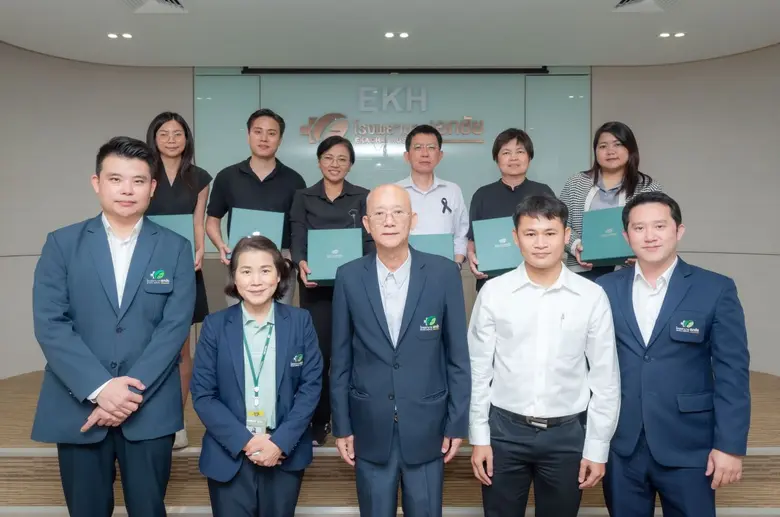 นายแพทย์อำนาจ เอื้ออารีมิตร (แถวหน้าที่ 3...