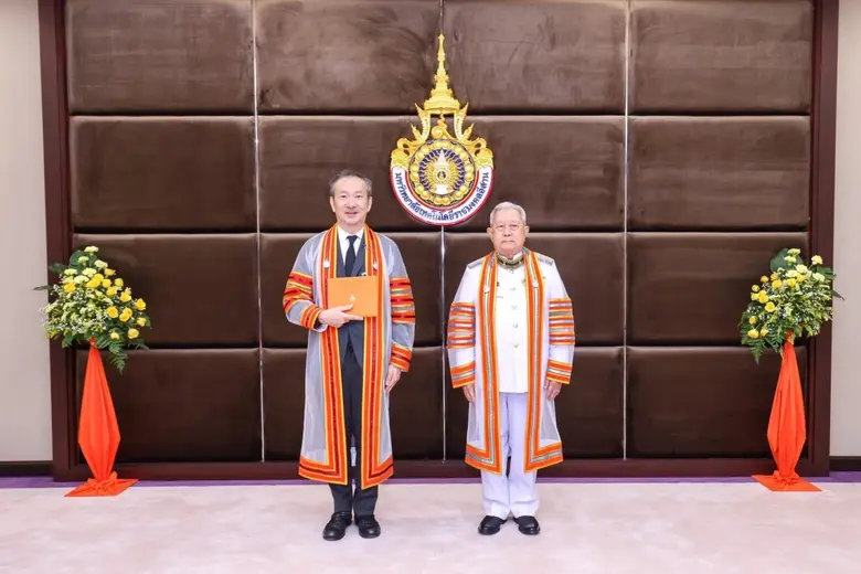พระบาทสมเด็จพระเจ้าอยู่หัว ทรงพระกรุณาโปร...