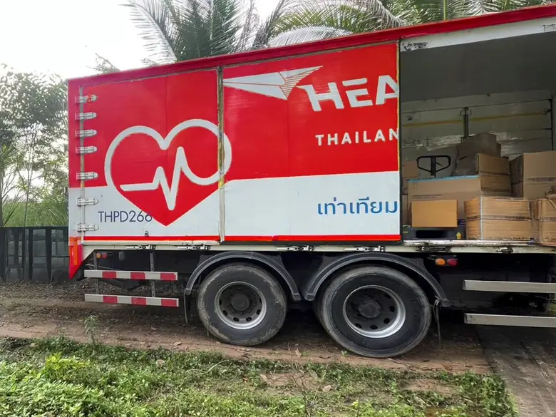 สปสช. จับมือ บริษัท ไปรษณีย์ไทยดิสทริบิวชั่น จำกัด (ปณด) และธนาคารกรุงไทย ส่งเวชภัณฑ์ ฟอกไตช่วยผู้ป่วย โดยไม่มีค่าใช้จ่าย พร้อมมอบถุงยังชีพและน้ำดื่มบรรเทาภัยน้ำท่วมภาคใต้