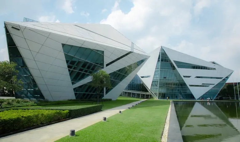 ในยุคที่เทคโนโลยีและสังคมหมุนเร็วจนแทบตามไม่ทัน คำถ...