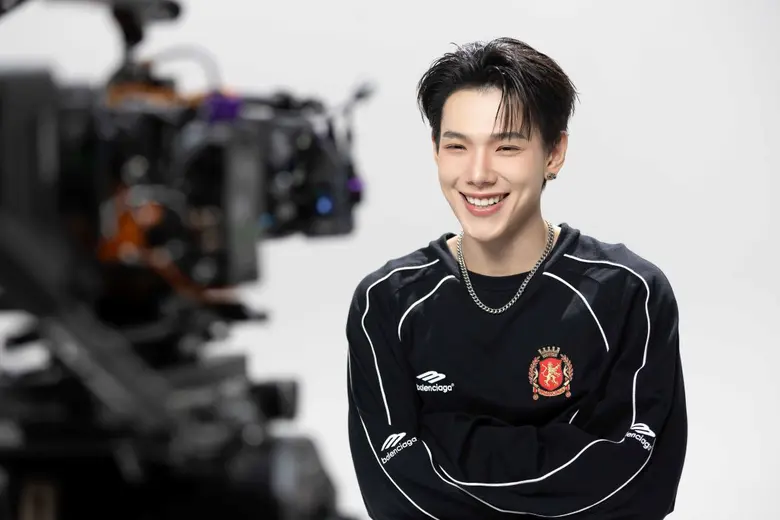 พร้อมส่งความสุข มอบของขวัญให้แฟน ๆ ส่งท้า...