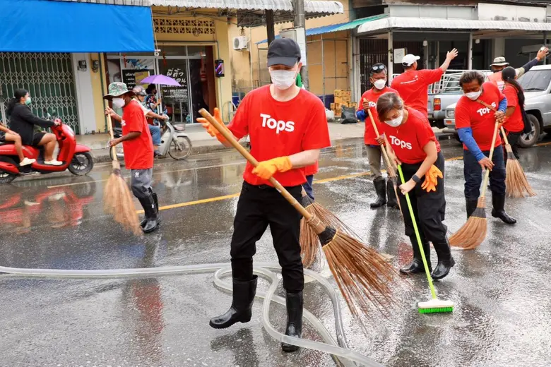 ท็อปส์ ในเครือเซ็นทรัล รีเทล รวมพลังภาครัฐ-ท้องถิ่น-พนักงานจิตอาสา เดินหน้าภารกิจ "TOPS Rebuild Hat Yai"