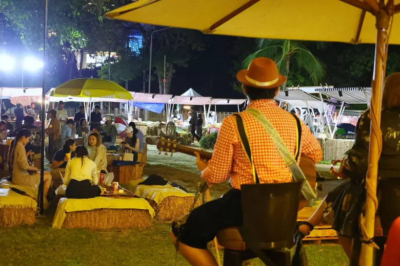 กลับมาแล้ว..แถมอบอุ่นยิ่งกว่าเดิม: "ตลาดดีใจ" คริสต์มาส มาร์เก็ต 2568 พบกับร้านค้างานฝีมือจากท้องถิ่น และอาหารประจำเทศกาล ท่ามกลางบรรยากาศสวนสวยที่ ดุสิตธานี พัทยา