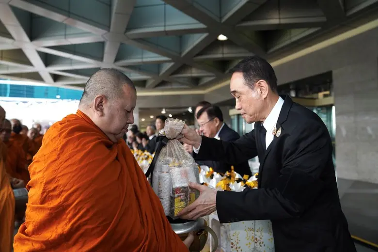 กลุ่มเอสซีบีเอกซ์จัดพิธีตักบาตรพระสงฆ์ จำ...