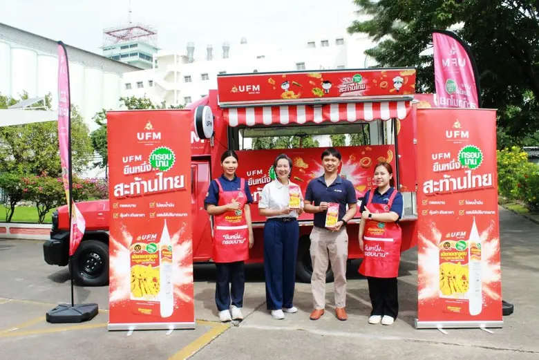 คุณวันทนา ทองไทย ประธานกรรมการบริหาร (ที่ 2 จากซ้าย...