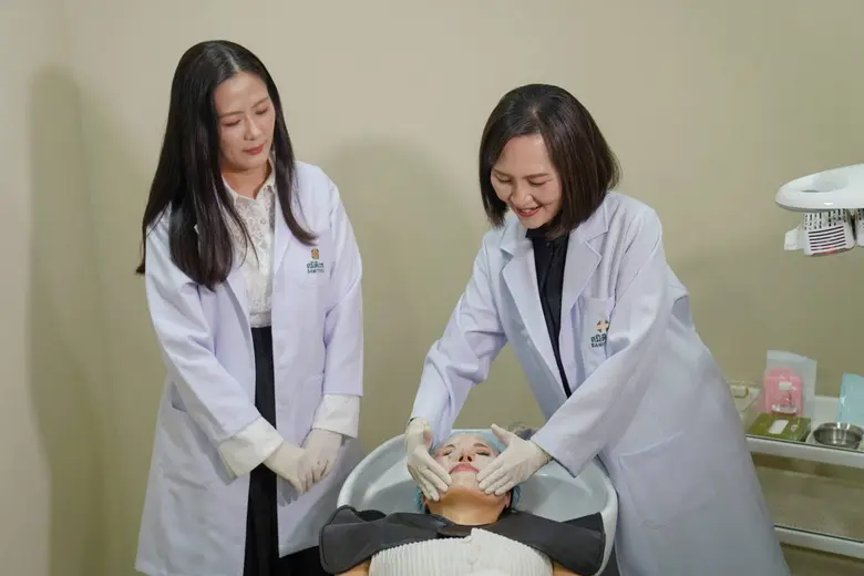 แผ่นแปะเข็มจิ๋ว ที่ผสานการนำพา Visible Li...