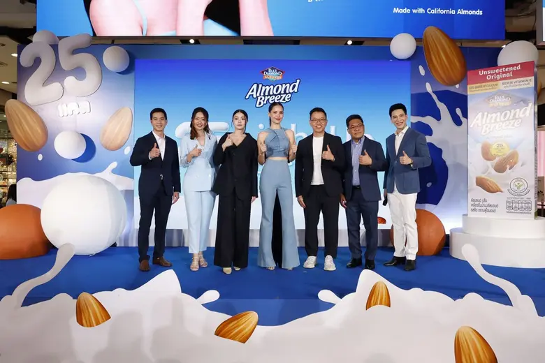 นางสาววศธร พลไพศาล (ที่ 3 จากซ้าย) ผู้บริหารระดับสู...