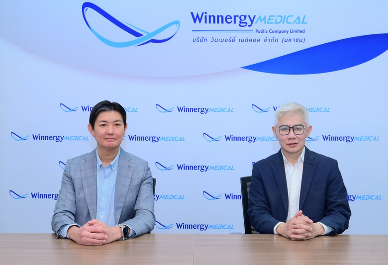 นายนันทิยะ ดารกานนท์ (ซ้าย) ประธานเจ้าหน้...