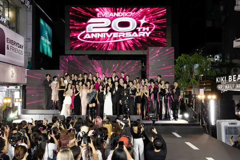 "แม่ชม" ควง "น้องแอบิเกล" แท็กทีม "พีพี กฤษฏ์" ฉลอง 20 ปี "EVEANDBOY" พร้อมขนทัพคนดังเปิดแฟล็กชิฟสโตร์ใจกลางสยามสแควร์