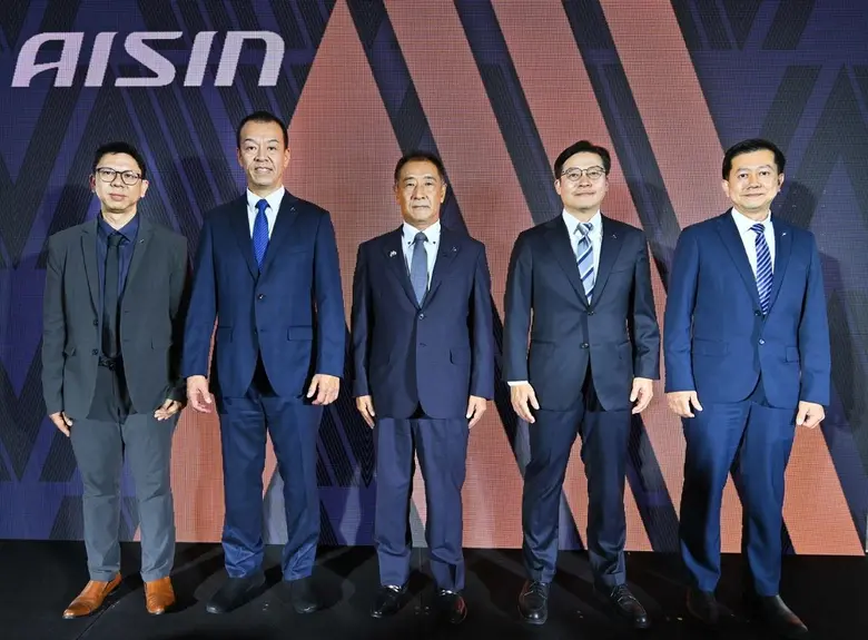 มร. โนริยูกิ คิตะซาโตะ (คนที่ 3 จากซ้าย) ...