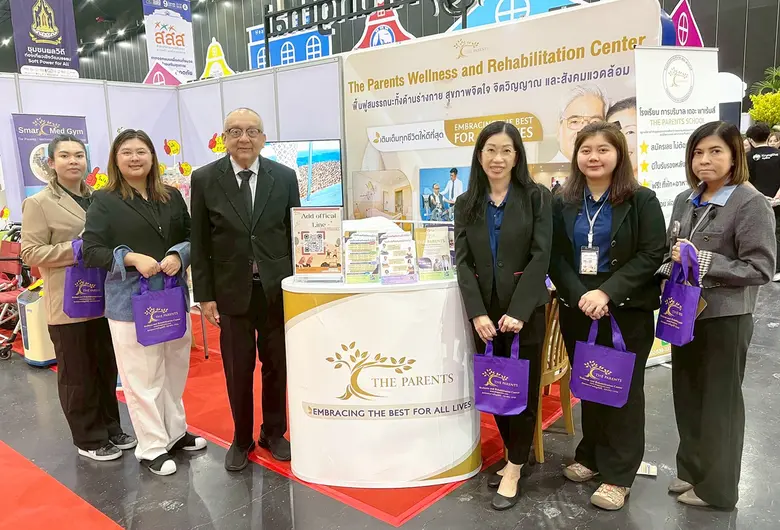 นายแพทย์วิรุฬห์ พรพัฒน์กุล ประธานเจ้าหน้า...