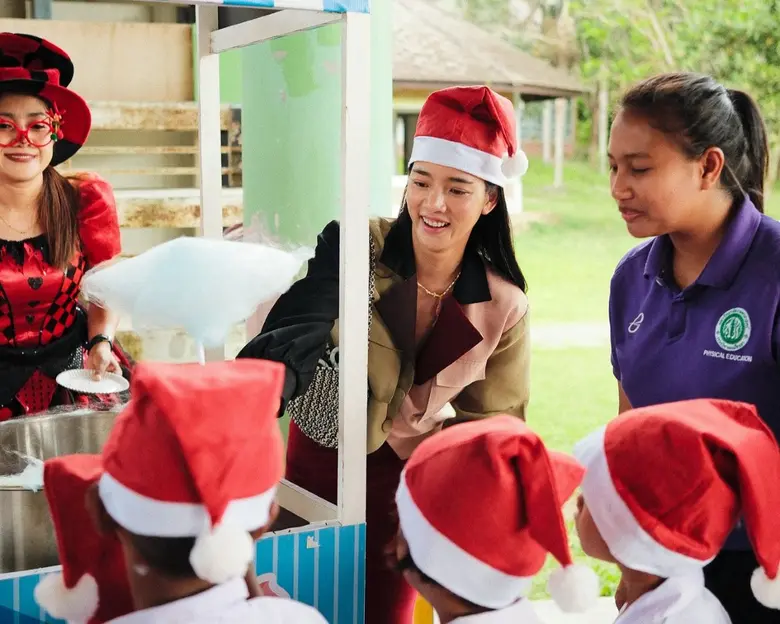 "Devasom Happy Bus" กลับมาอีกครั้ง เดินหน้าส่งมอบความสุขให้กับน้องๆ "โรงเรียนเพื่อชีวิตพังงา" ต่อเนื่องเป็นปีที่ 3 ภายใต้แนวคิด "เพราะความสุขยิ่งงดงาม... เมื่อถูกส่งต่อและแบ่งปัน"