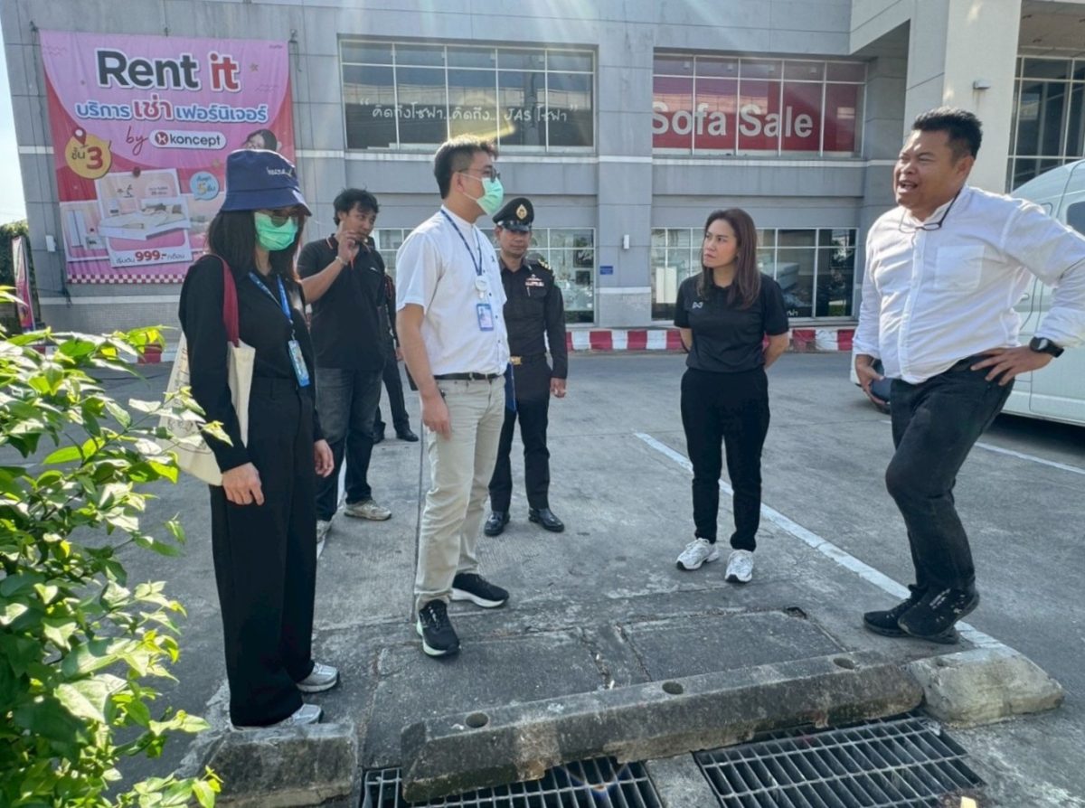 เขตบางขุนเทียนรุดแก้ปัญหาน้ำเสียบนผิวจราจรหน้าศูนย์การค้าทางเข้าถนนท่าข้าม