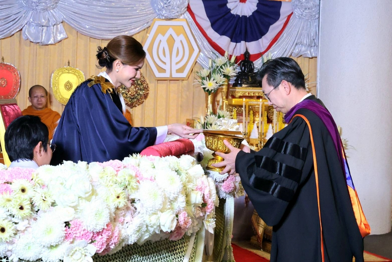 พระบาทสมเด็จพระเจ้าอยู่หัว ทรงพระกรุณาโปร...