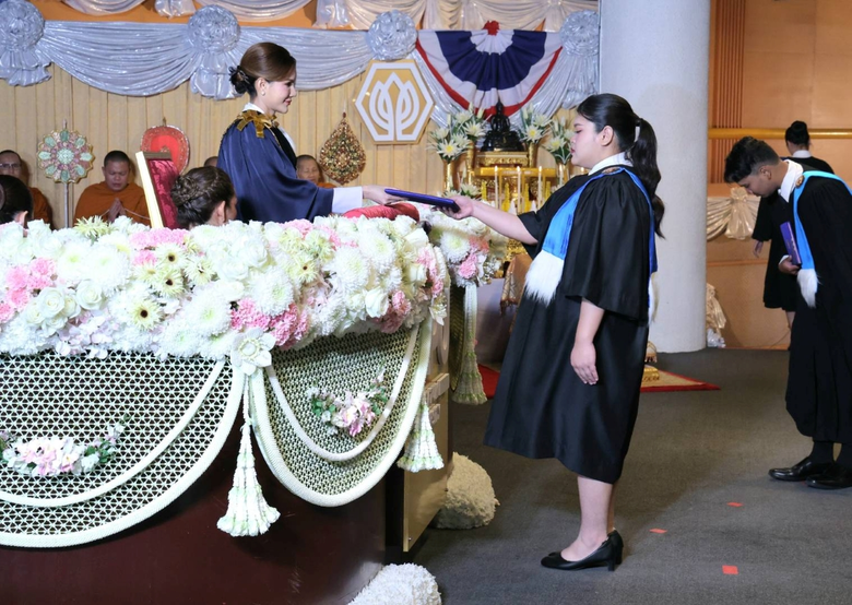 พระบาทสมเด็จพระเจ้าอยู่หัว ทรงพระกรุณาโปรดเกล้าฯ ให้ พลตรีหญิง คุณหญิงปภัสสร วัชรหทัยพัทธ์ เป็นผู้แทนพระองค์ ไปมอบปริญญาบัตรแก่ผู้สำเร็จการศึกษาจากมหาวิทยาลัยศรีปทุม ประจำปีการศึกษา 2567