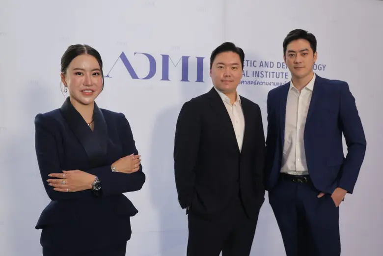 (จากซ้ายไปขวา) พญ. สุรางคณา วีระนาวิน ผู้อำนวยการด้...