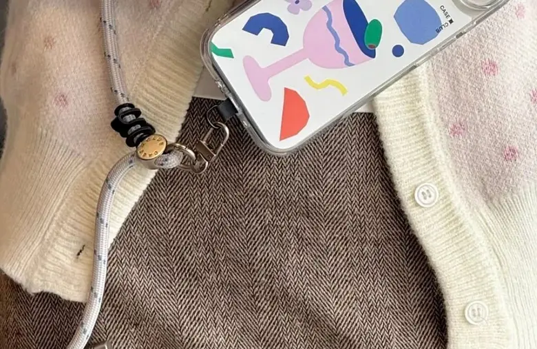 ที่ห้อยโทรศัพท์ ไอเทมสุดฮิตสำหรับสายแฟ ที่มีประโยชน์มากกว่าที่คิด