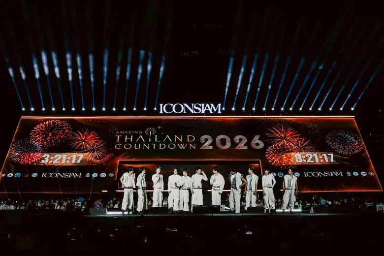 ค่ำคืนเคานต์ดาวน์ริมแม่น้ำเจ้าพระยาที่ไอค...