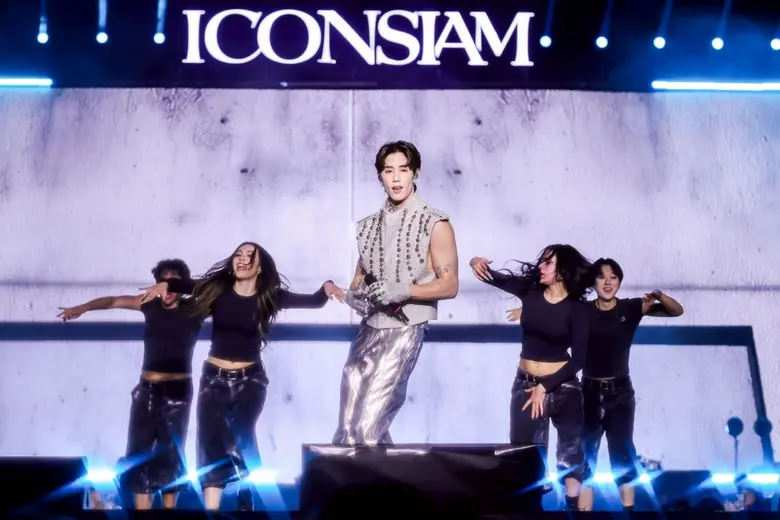 เคานต์ดาวน์ริมเจ้าพระยาสุดยิ่งใหญ่ที่ ไอค...