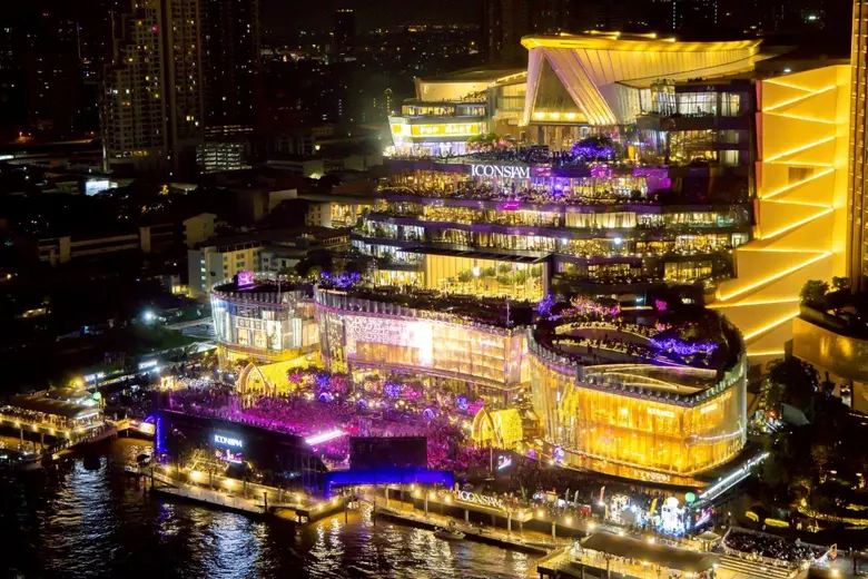 "ซี-นุนิว" เสิร์ฟโมเมนต์หวาน เคมีสะกดใจแฟนๆ "Amazing Thailand Countdown 2026 at ICONSIAM"