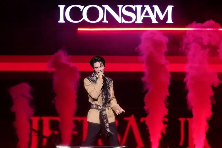 ค่ำคืนส่งท้ายปีริมแม่น้ำเจ้าพระยาที่ ไอคอ...