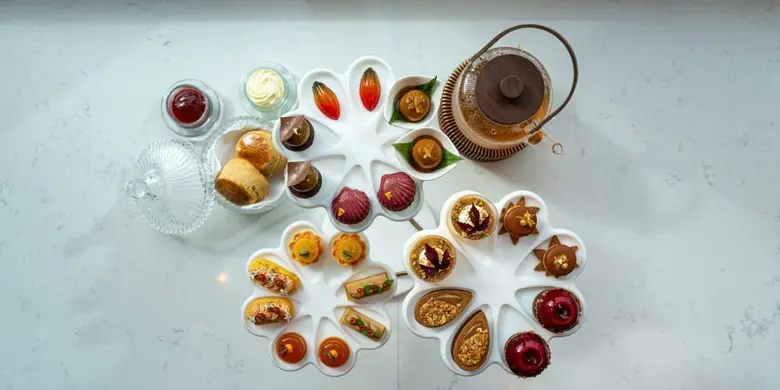 ห้องอาหารอัพ แอนด์ อะบัฟ โรงแรม ดิ โอกุระ เพรสทีจ ก...