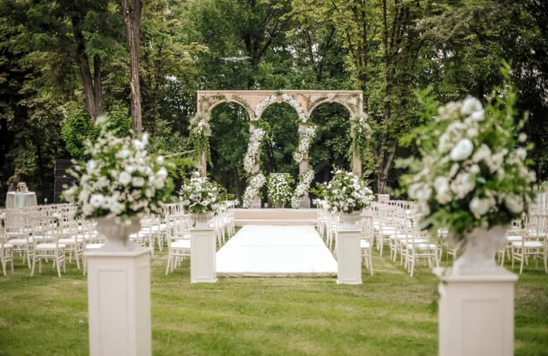 สถานที่จัดงานแต่งงานแบบ Indoor vs Outdoor ข้อดี-ข้อเสียที่บ่าวสาวต้องรู้ก่อนจอง