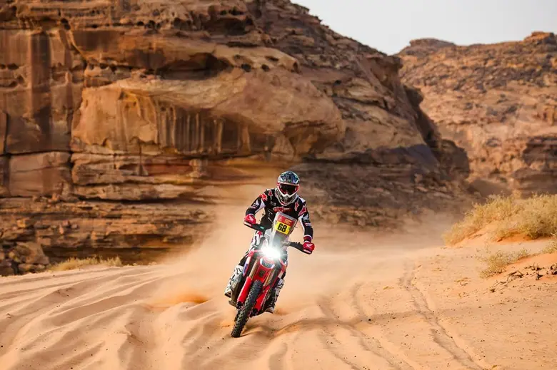 "ฮอนด้า" สมรรถนะเหนือชั้น ริกกี้ บราเบค บิด CRF450 RALLY นำทัพคว้าวินเนอร์ กวาด 1 - 2 ศึกสุดทรหดแรลลี่ดาร์กา 2026 สเตจที่ 6