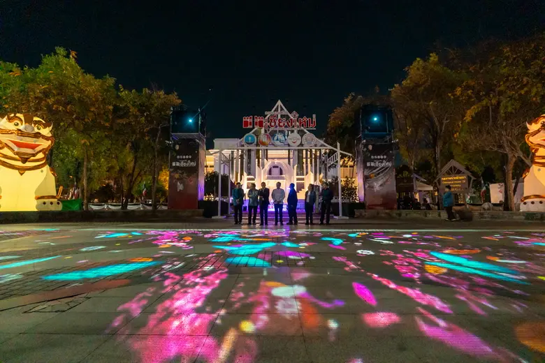 เริ่มแล้ว "เชียงใหม่ Night Market" แต่งแต้มเชียงใหม่ยามค่ำคืนเนรมิตถนนคนเดินท่าแพ ด้วย Light Installation - Mapping สุดอลังการ