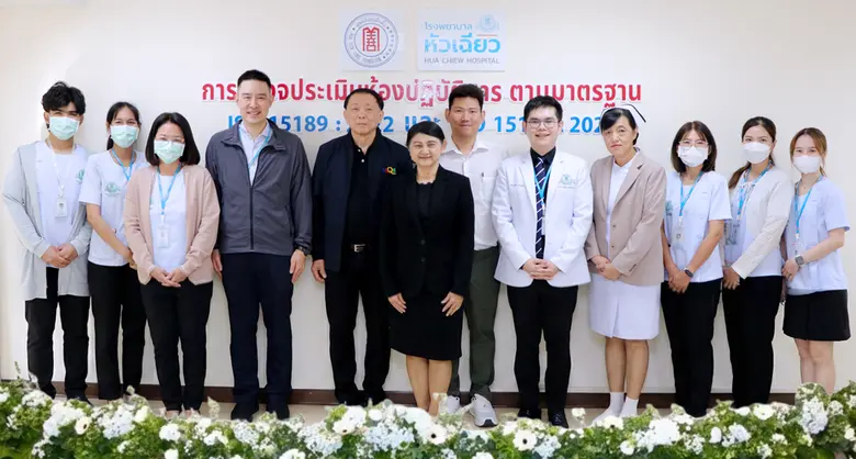 นพ.พีร์ วิทูรพณิชย์ (ที่ 4 จากซ้าย) ผู้อำ...