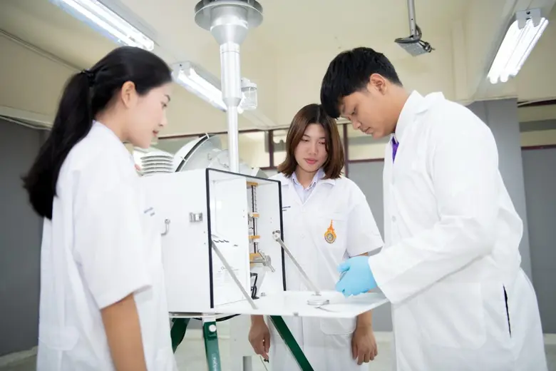 มหาวิทยาลัยเทคโนโลยีราชมงคลพระนคร หรือ "ร...